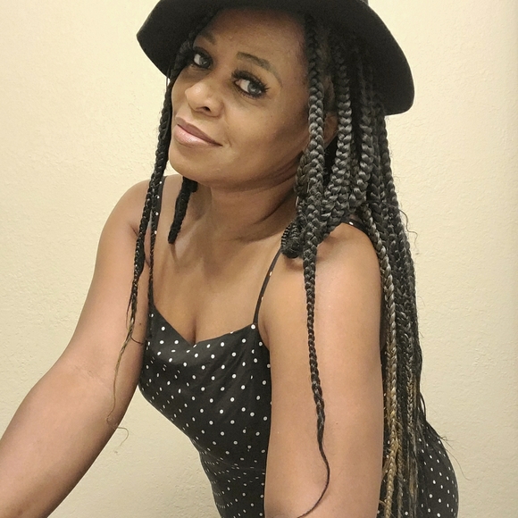 Meet your Posher, Cynthia - Picture 1 of 1